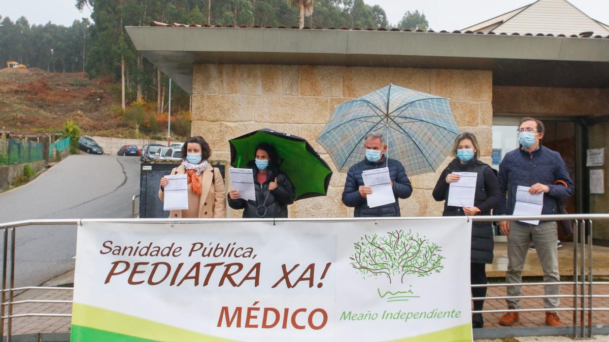 Pancarta expuesta durante la concentración ante el centro de salud de As Covas