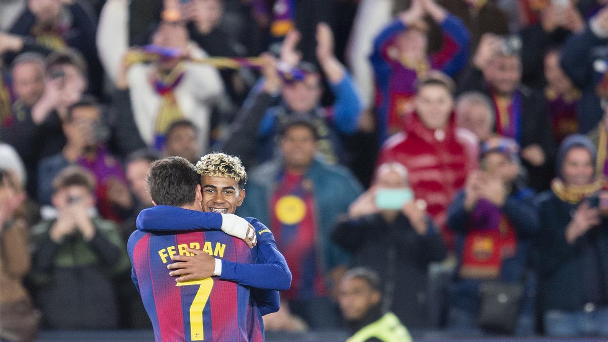 Lamine Yamal abraza a Ferran Torres en el regreso al Camp Nou.