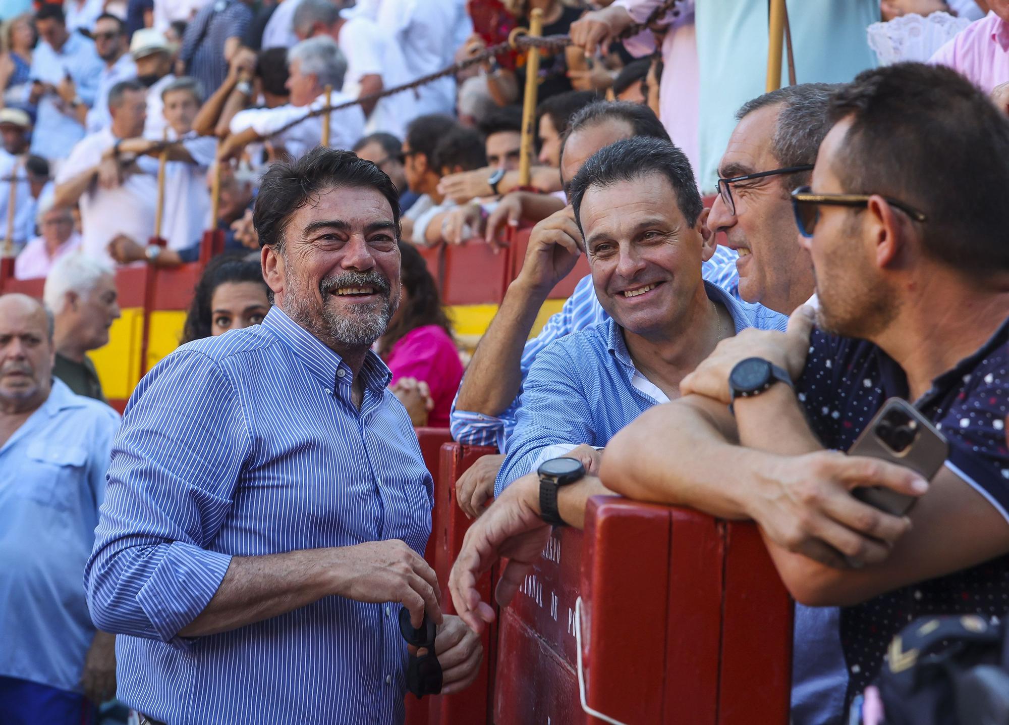 El alcalde de Alicante, Luis Barcala, como un aficionado m�s no quiso perderse un evento �nico para la ciudad como ha sido la corrida del diestro Jos� Tom�s.jpg