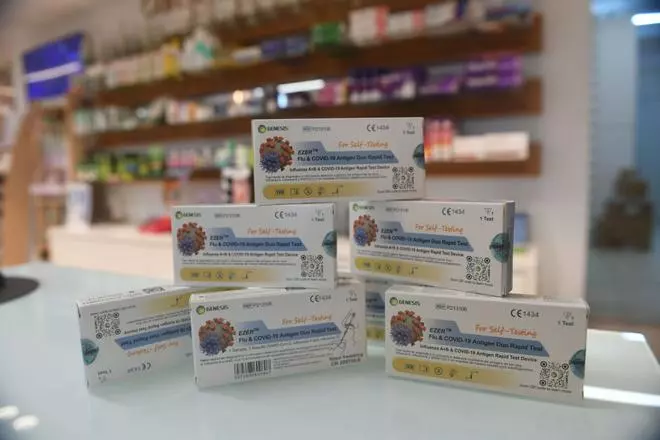El covid repunta con la llegada del otoño en A Coruña: 50 ingresados y farmacias con test agotados