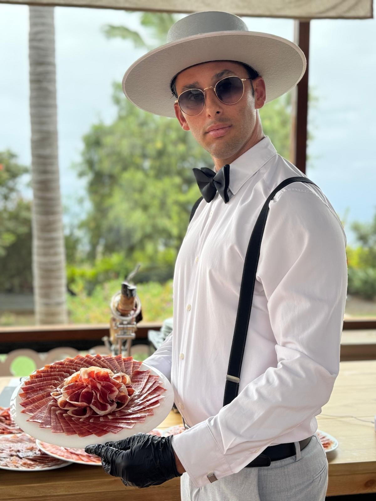 El cortador de jamón Julio César, junto a un emplatado de su creación