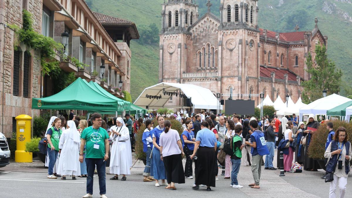 La llegada de los jóvenes. En el fondo, la Basílica de Santa María