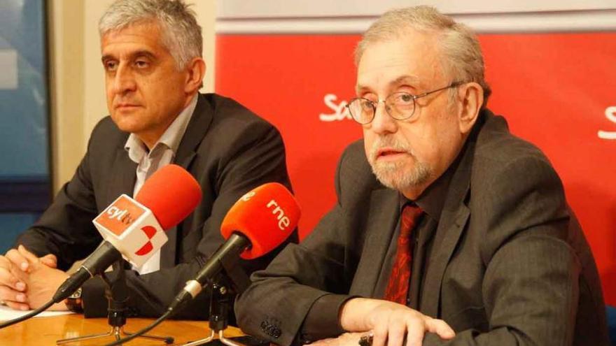 El candidato socialista, José Luis Gómez, junto a Octavio Granado ayer en la capital.