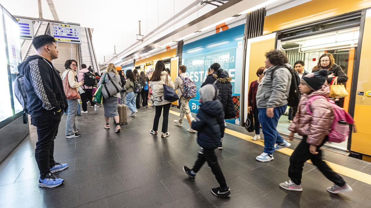 Aspecto que presentaba esta mañana la estación de Luceros del TRAM de Alicante.
