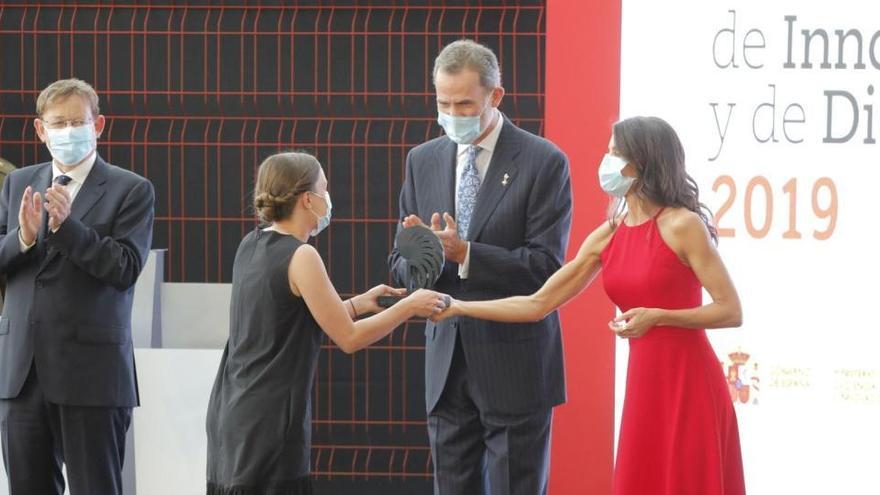 Los reyes hacen entrega de los premios a una de las galardonadas.