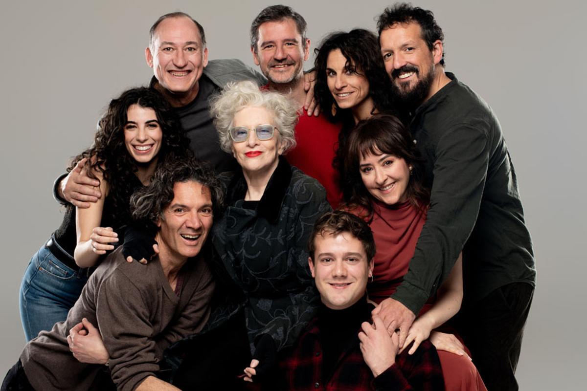 Magüi Mira, con los actores de 'La barraca'