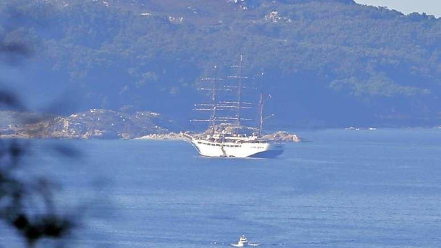 El &quot;Sea Cloud II&quot; fondeado ayer frente a las islas Cíes. // Marta G. Brea