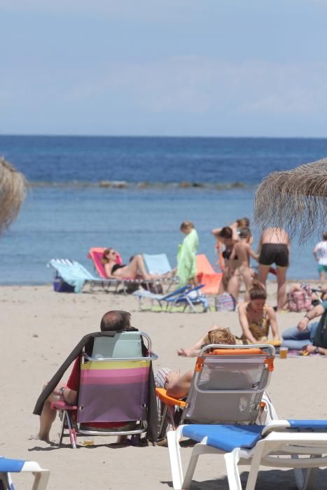 Turistas y locales disfrutan de un día de playa