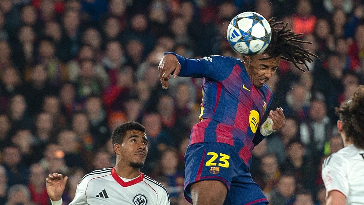 Koundé remata a portería y marca uno de los dos goles del Barça ante el Eintracht.