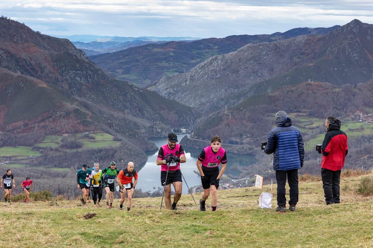 Varios participantes, en la zona alta del recorrido.