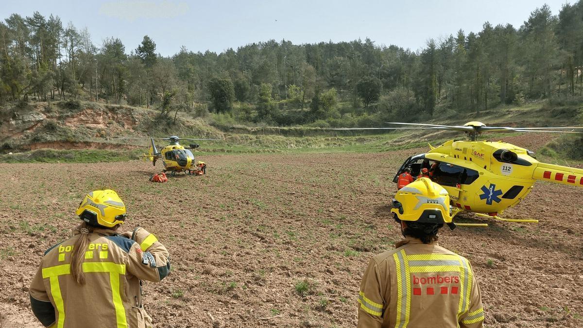 L'helicòpter dels Bombrers i el del SEM durant el rescat i el trasllat del ciclista ferit