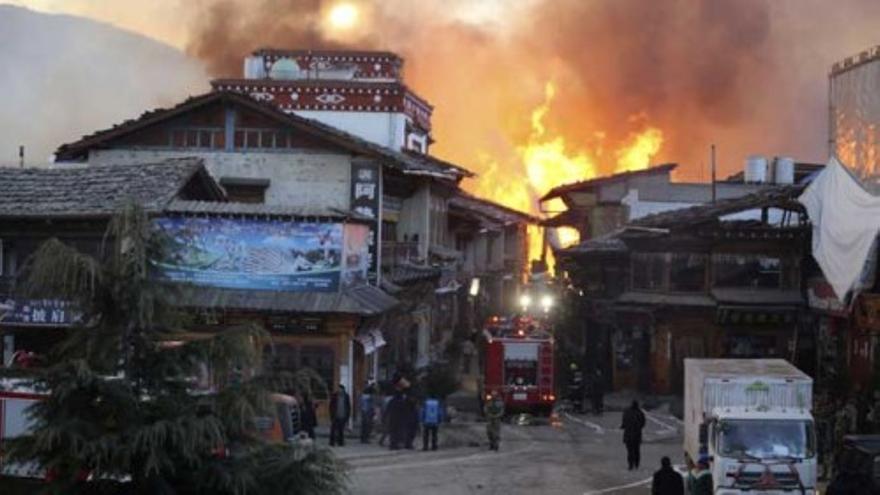 Un incendio arrasa la milenaria ciudad tibetana de Dukezong