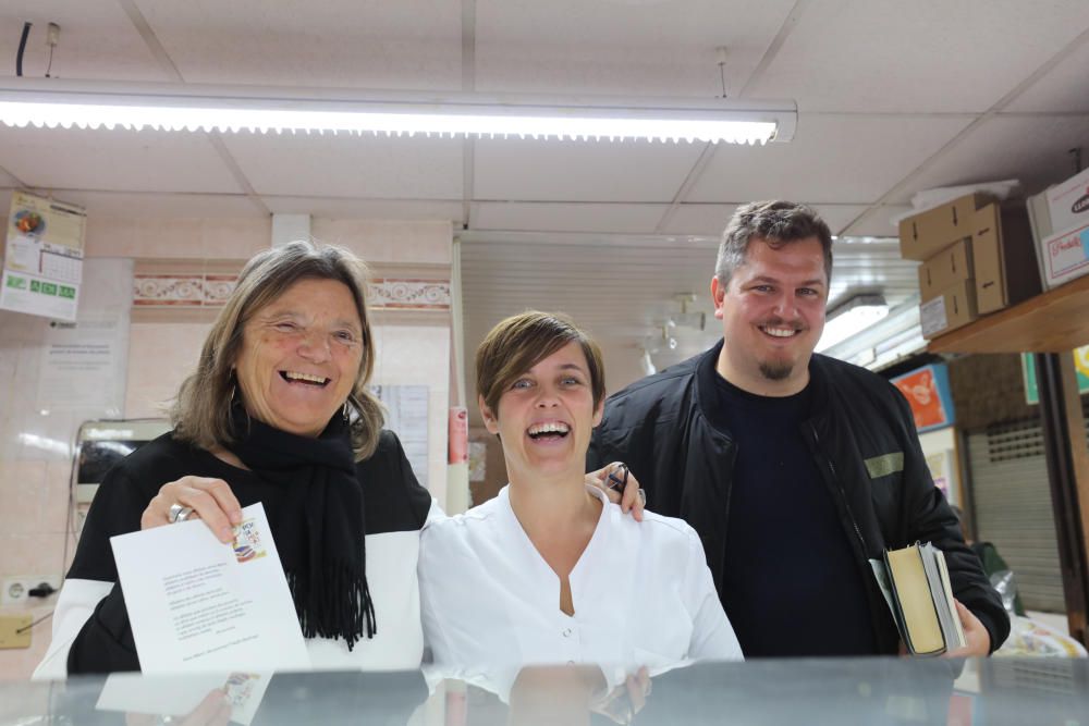 Los clientes del Mercat Nou se topan con poetas durante sus compras para celebrar el Día Internacional de la Poesía