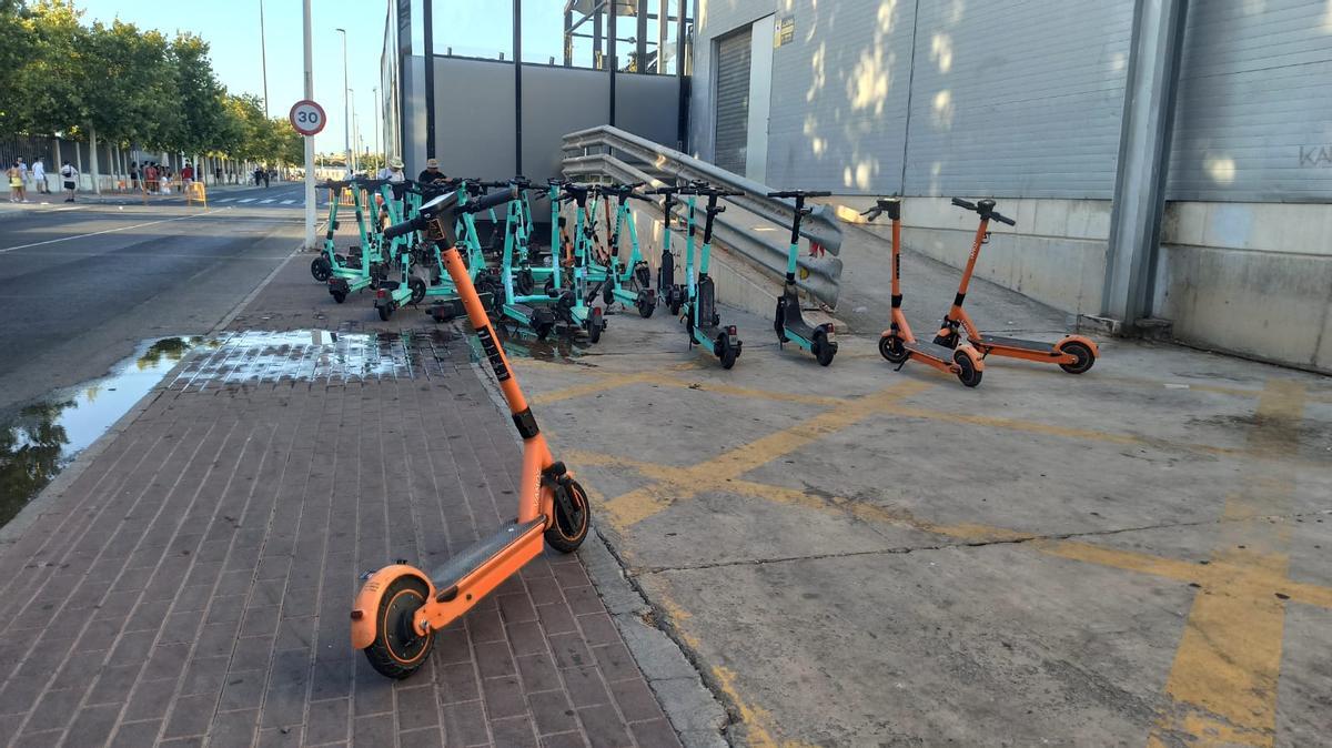 Patinetes eléctricos de varias empresas de alquiler ocupando la acera de acceso a la zona de ocio nocturno del Parking sin licencia municipal