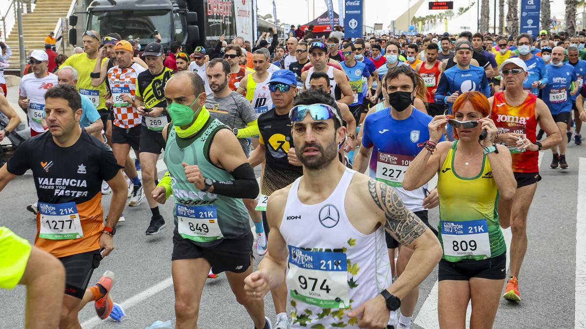Más de 2.000 corredores en la Media Maratón «Aguas de Alicante» -  Información