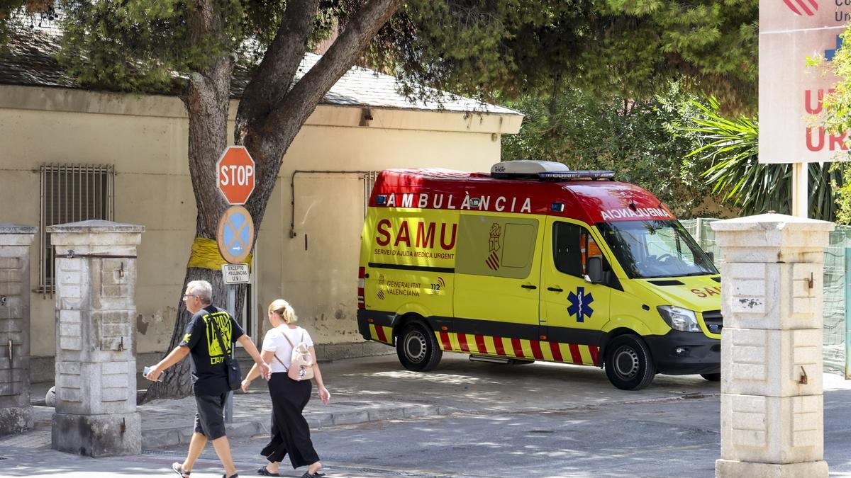 Una ambulancia del SAMU a la entrada del Hospital General Universitario de Alicante.