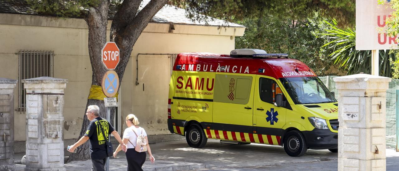 Una ambulancia SAMU a la entrada del Hospital General Universitario de Alicante.