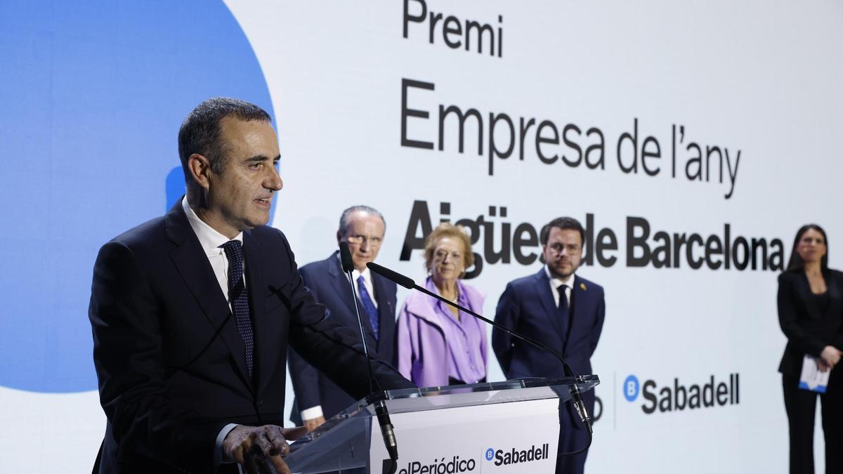 El vicepresidente de Aigües de Barcelona, junto al presidente y vicepresidenta de Prensa Ibérica, Javier Moll y Arantza Sarasola, y el president Pere Aragonès