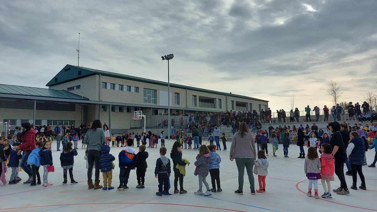 Alumnes i famílies de l'escola El Vinyet de Solsona reunits al pati