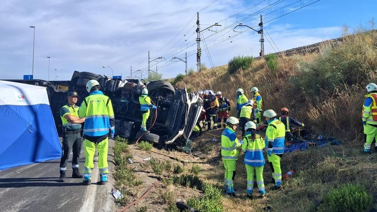 Los servicios de Emergencias tratan de ayudar en el accidente de un camión en Las Rozas.