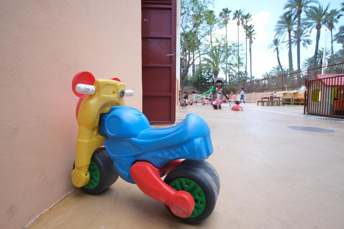 Una moto de juguete en un centro escolar con con clases de Infantil en Elche