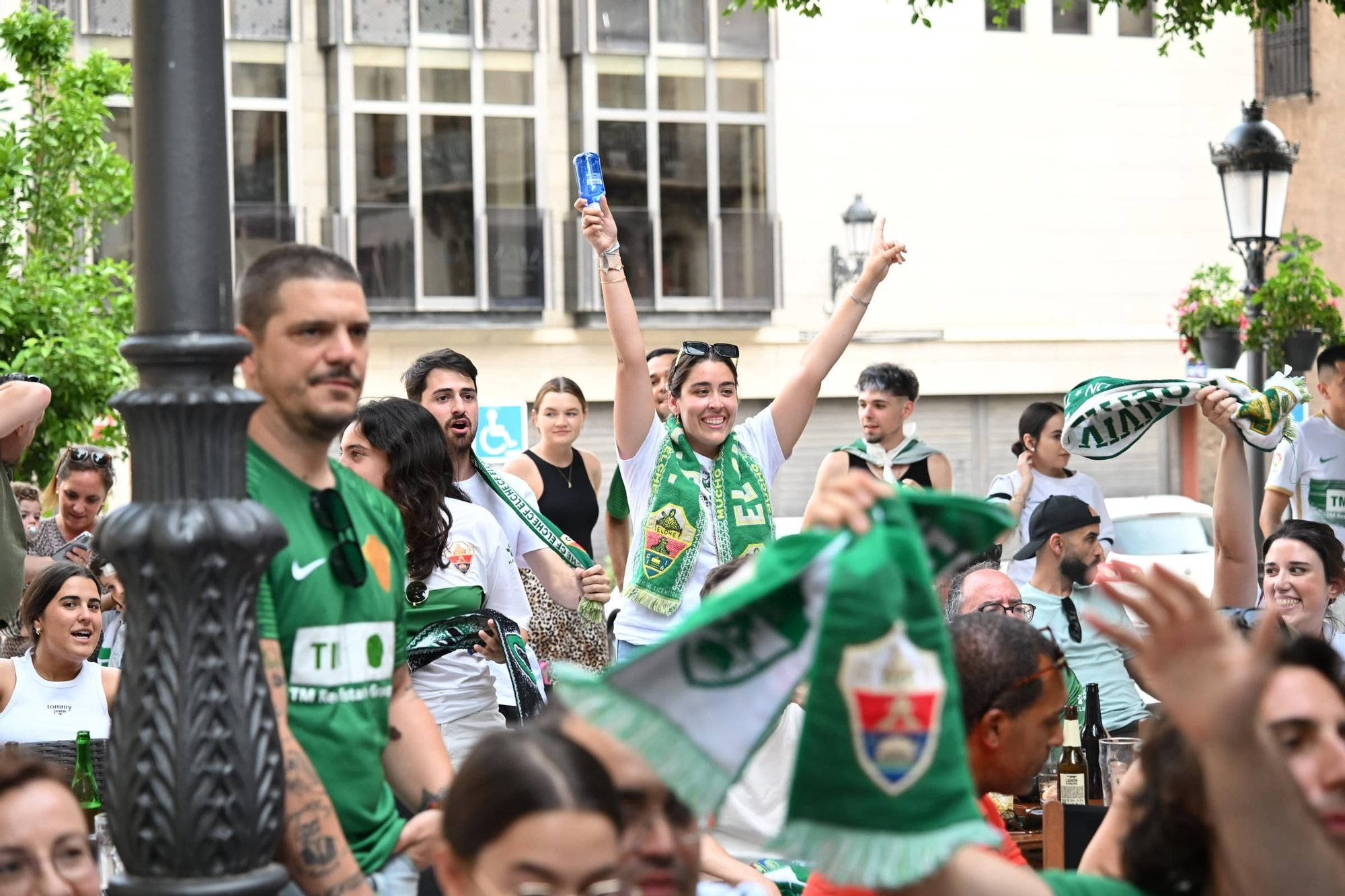 Nervios a flor de piel en el centro de Elche  y en los aledaños del Martínez Valero para ver el partido