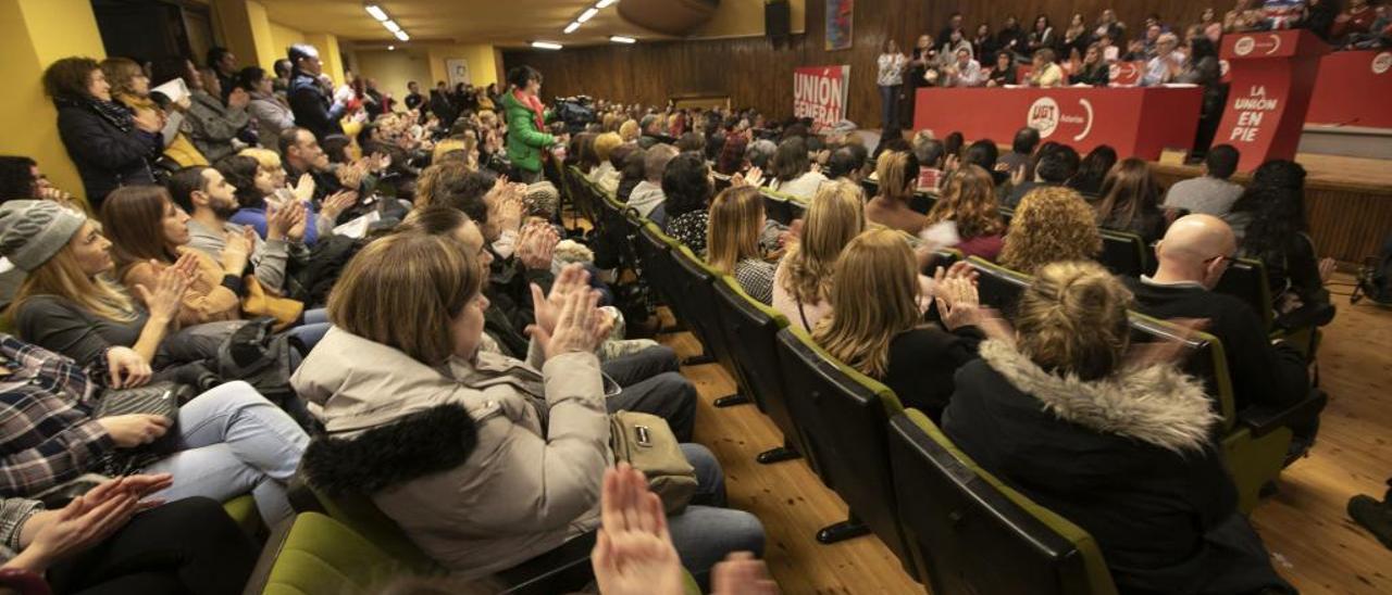 Asamblea de trabajadores de supermercados, ayer, en Oviedo.