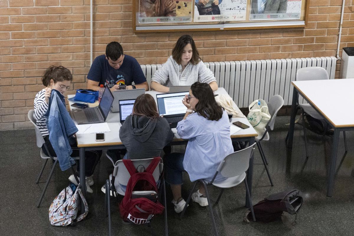 Valencia. Apagada la calefacción y refrigeración de la UPV, alumnos en clase junto a una calefacción