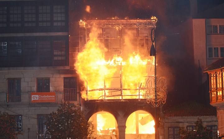 Voraz  incendio en el casco histórico de Pontevedra