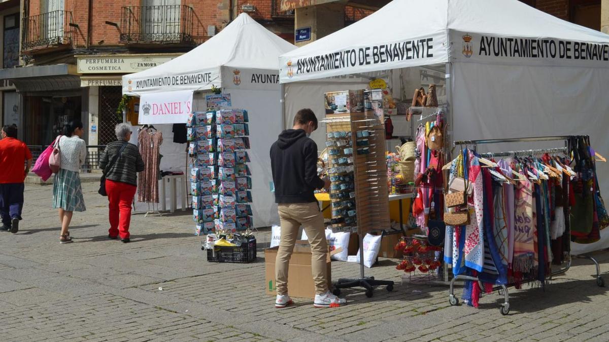 Varios expositores en la Plaza Mayor de Benavente. | E. P.