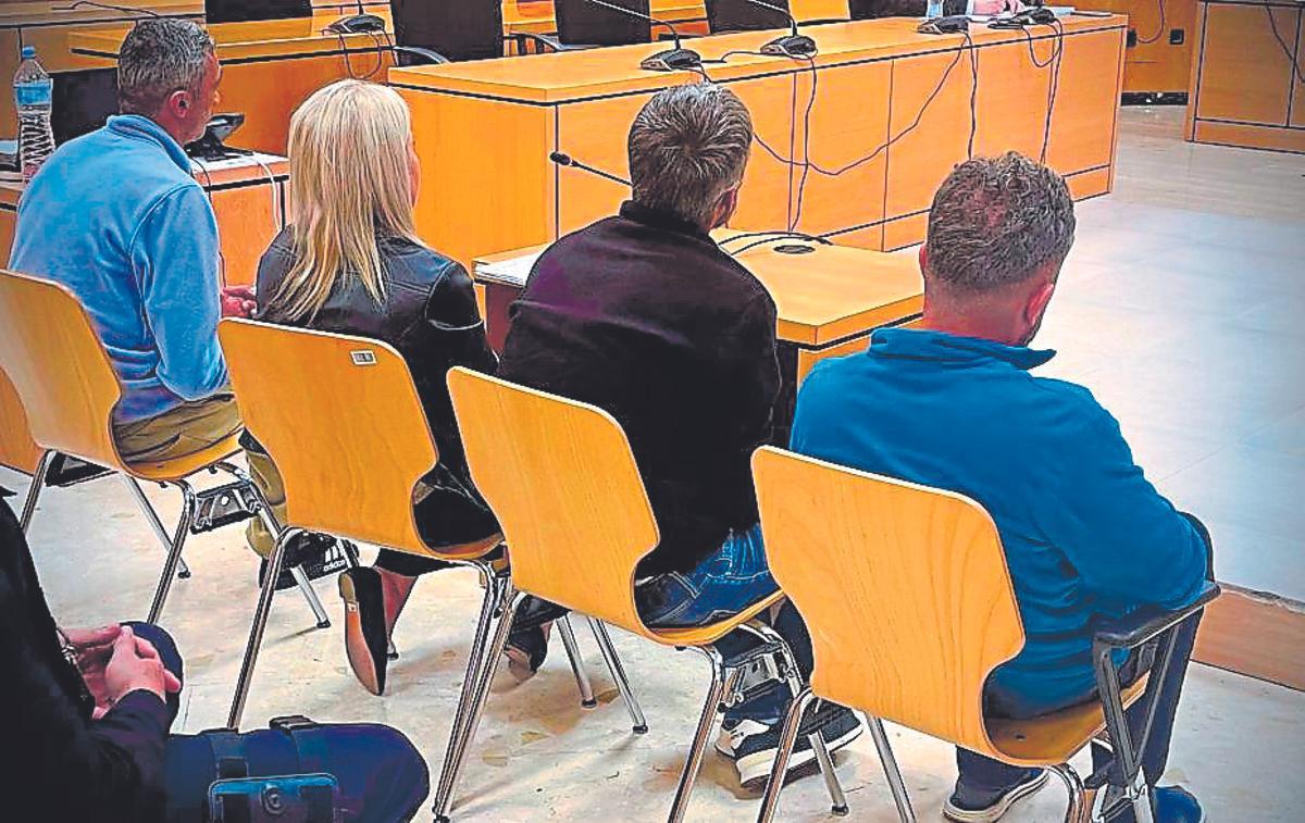 Los tres acusados, junto a una traductora, en la vista celebrada este miércoles.