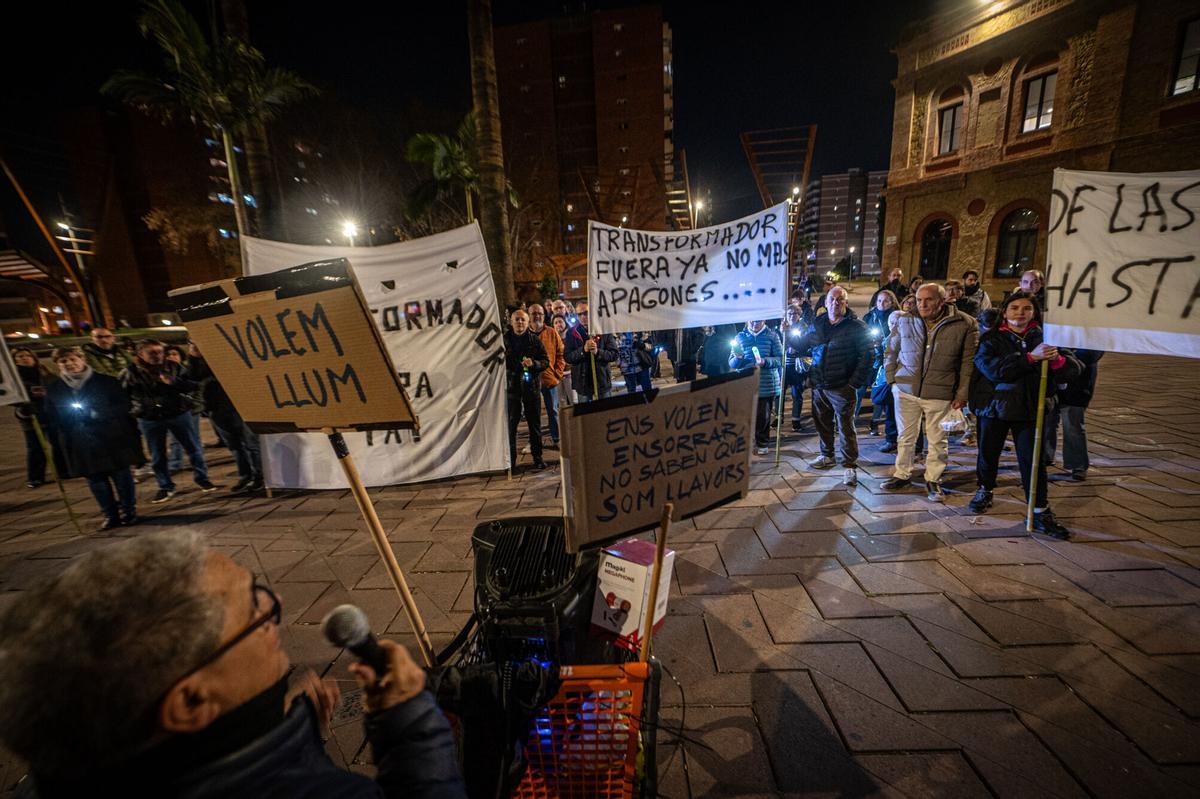 Manifestación de vecinos de la Prosperitat que piden una solución para los cortes de luz que sufren y el traslado de un transformador que se incendió en septiembre. Manifestación de vecinos de la Prosperitat que piden una solución para los cortes de luz que sufren y el traslado de un transformador que se incendió en septiembre.