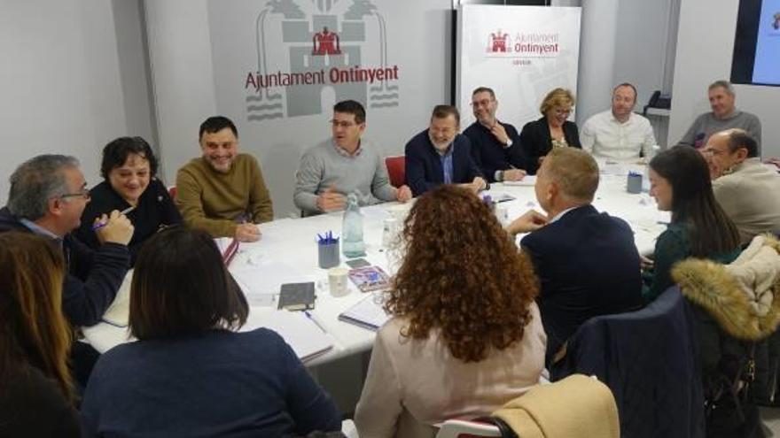 Reunión de la Mesa de FP con el director general Manuel Gomícia y el alcalde de Ontinyent, Jorge Rodríguez.