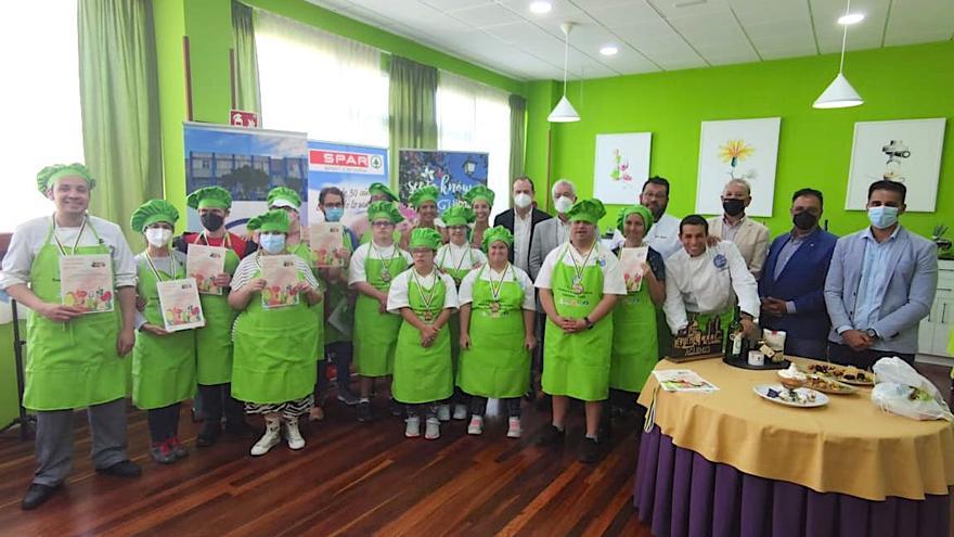 Los participantes en esta primera edición, junto a los cocineros y representantes de Spar, este martes.