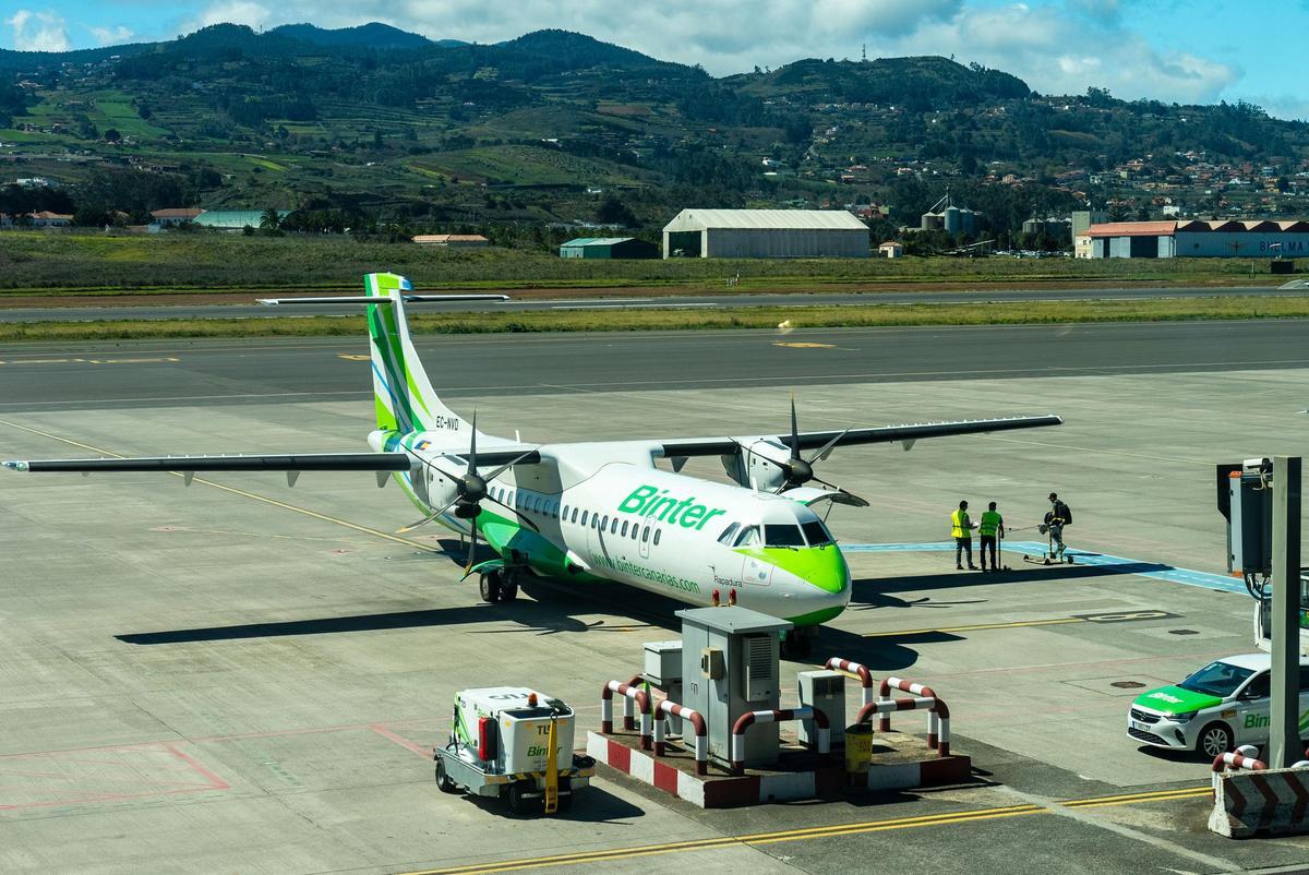 Un avión de Binter en la pista de un aeropuerto