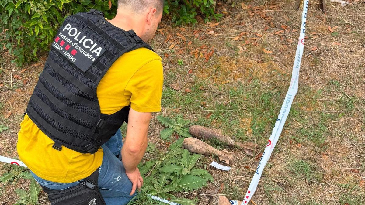 Un agent dels Mossos amb un dels artefactes trobats a Sant Martí de Tous