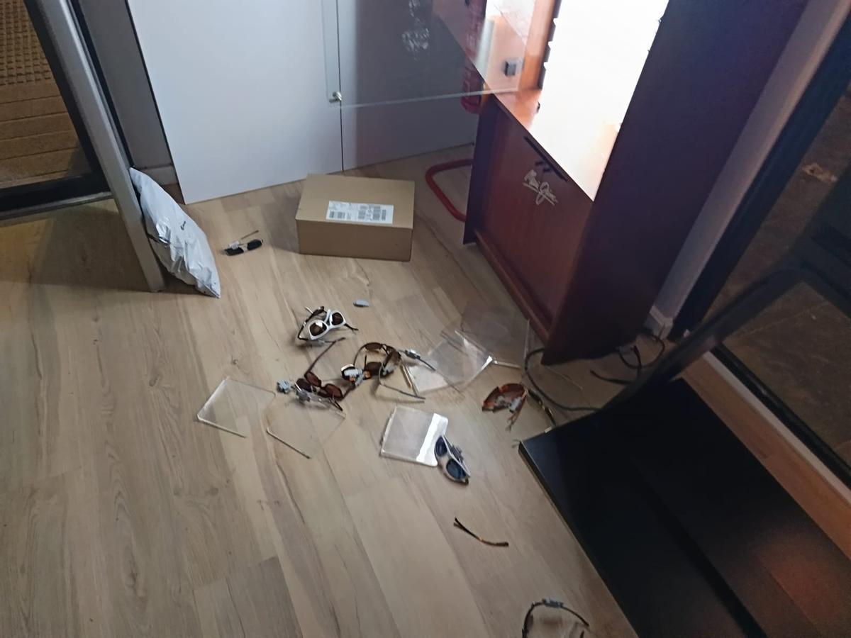 Gafas esparcidas por el suelo en la óptica asaltada en Los Alcázares.