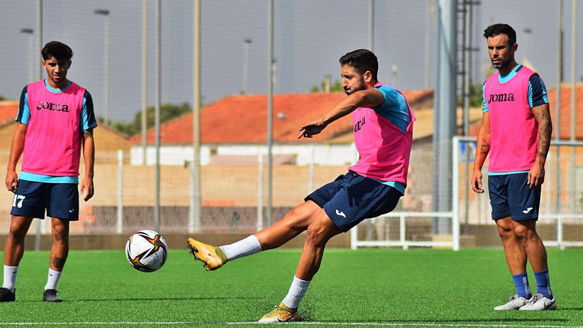 Domi, Álex Peque y Molinero, tres exjugadores granas, durante un entrenamiento