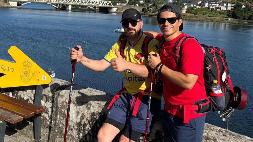 Dos jóvenes de Puente Genil revolucionan TikTok con sus sevillanas improvisadas en el Camino de Santiago