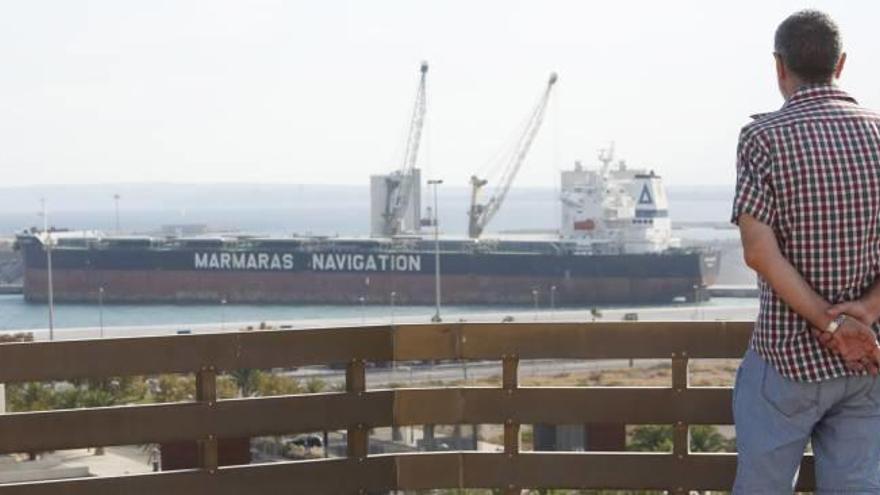 El Puerto recibe en plena polémica el mayor barco mercante de graneles de su historia