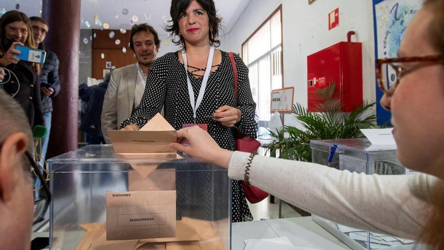 Teresa Rodríguez, ejerciendo el derecho al voto en Cádiz.