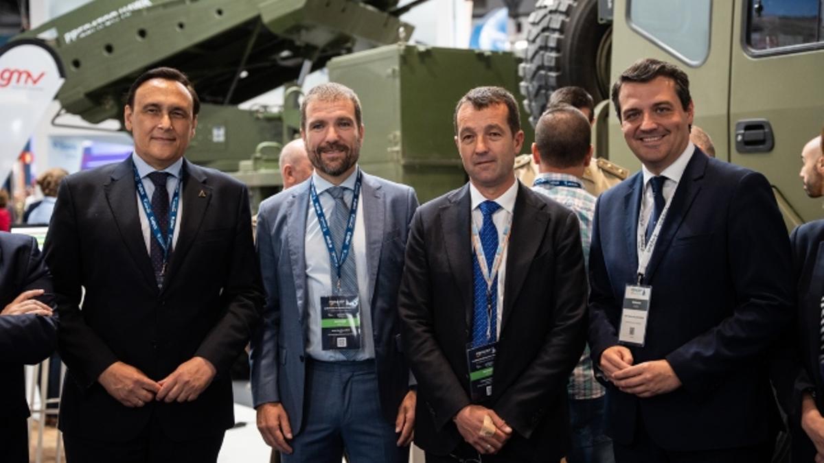 José Carlos Gómez Villamandos, consejero de Universidad, Investigación e Innovación (izq.); Javier Escribano, presidente de EM&E; Ángel Escriabno, presidente de Indra y el alcalde de Córdoba José María Bellido (dcha.).