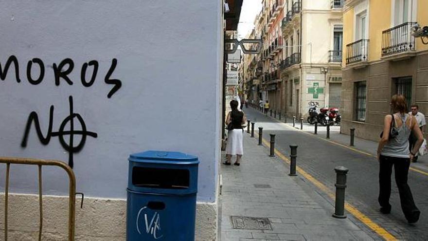 Pintada racista contra los inmigrantes en una calle del centro de Alicante, en una imagen de archivo.