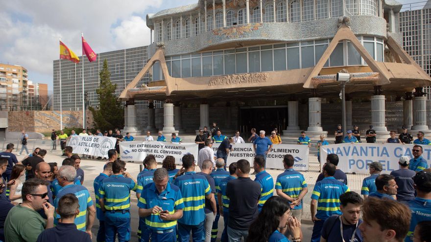Los trabajadores de Navantia protestan frente a la Asamblea Regional