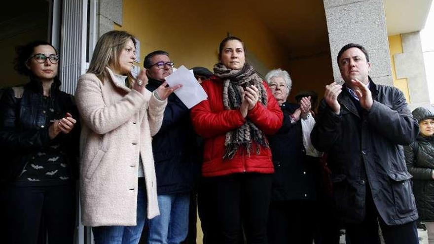 Asistentes a la concentración, entre ellos el alcalde de As Pontes (derecha), aplauden tras la lectura del manifiesto. // Efe