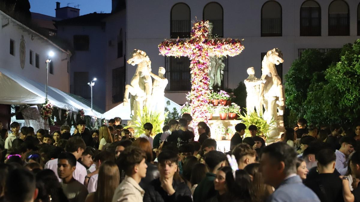 Ambiente nocturno durante las cruces de mayo en Córdoba.