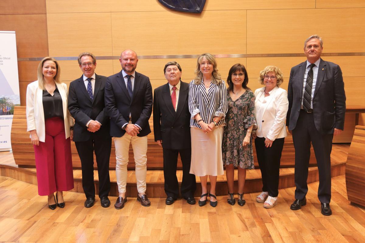 Foto familiar de los asistentes a la ceremonia de entrega