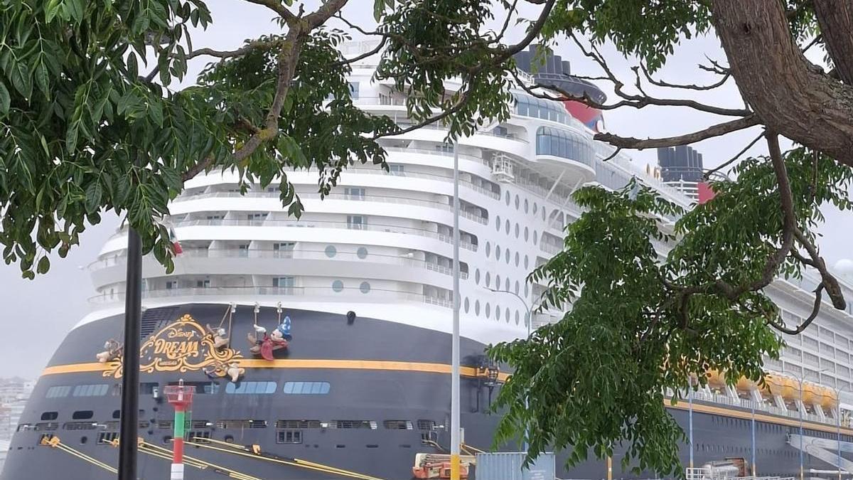 Crucero Disney Dream atracado en el muelle de trasatlánticos de A Coruña.