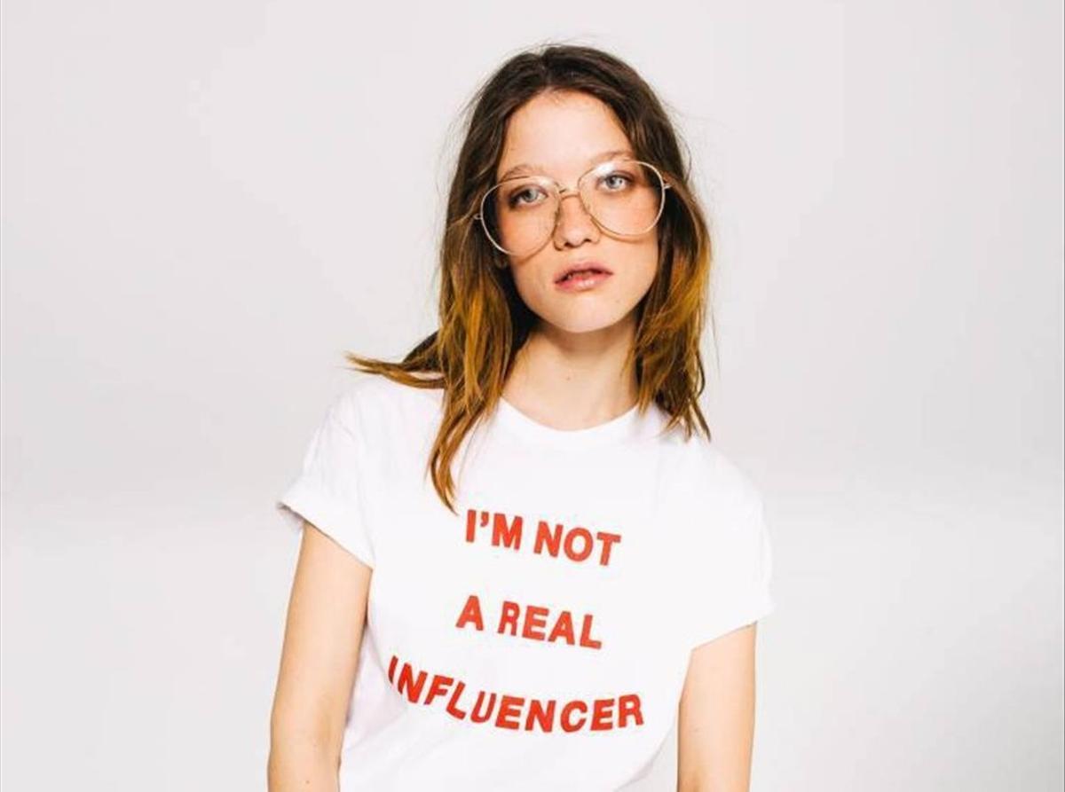 La firma Rarely presenta una camiseta en la que se puede leer el mensaje ‘I’m not a really influencer’, que pretende reconocer el papel de los profesores como personas que ejercen influencia entre los alumnos.