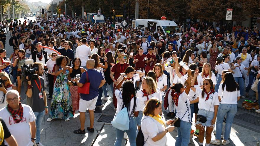 Las peñas toman el centro de Zaragoza tras su tradicional pregón